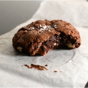 עוגיות שוקולד פאדג' עם אגוזים ושבבי טופי